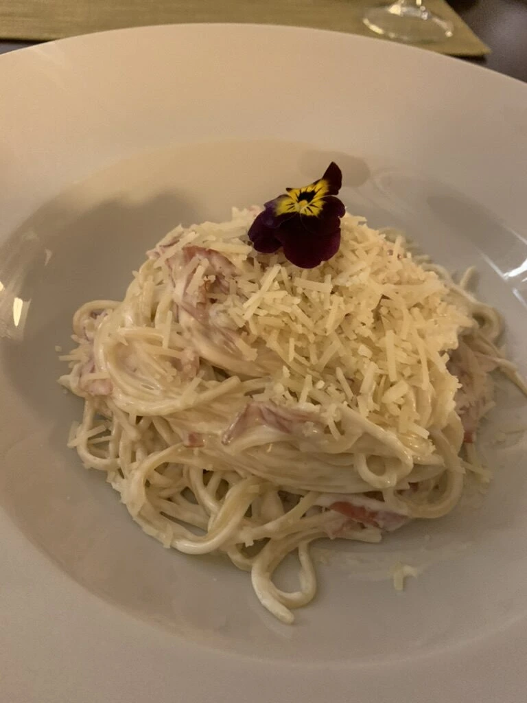 ポンタデルガダのホテルのレストランEscunaのカルボナーラ。上に紫の食用花