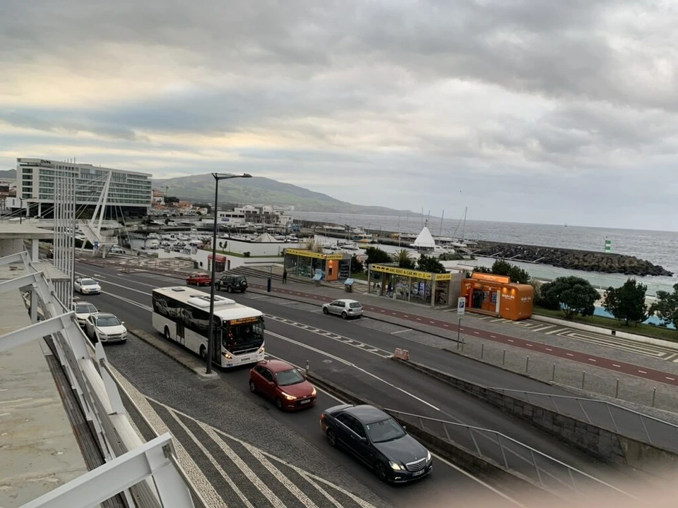 Hotel Marina Atlânticoの高い階から見たポンタデルガダの海沿いの道路とマリーナ