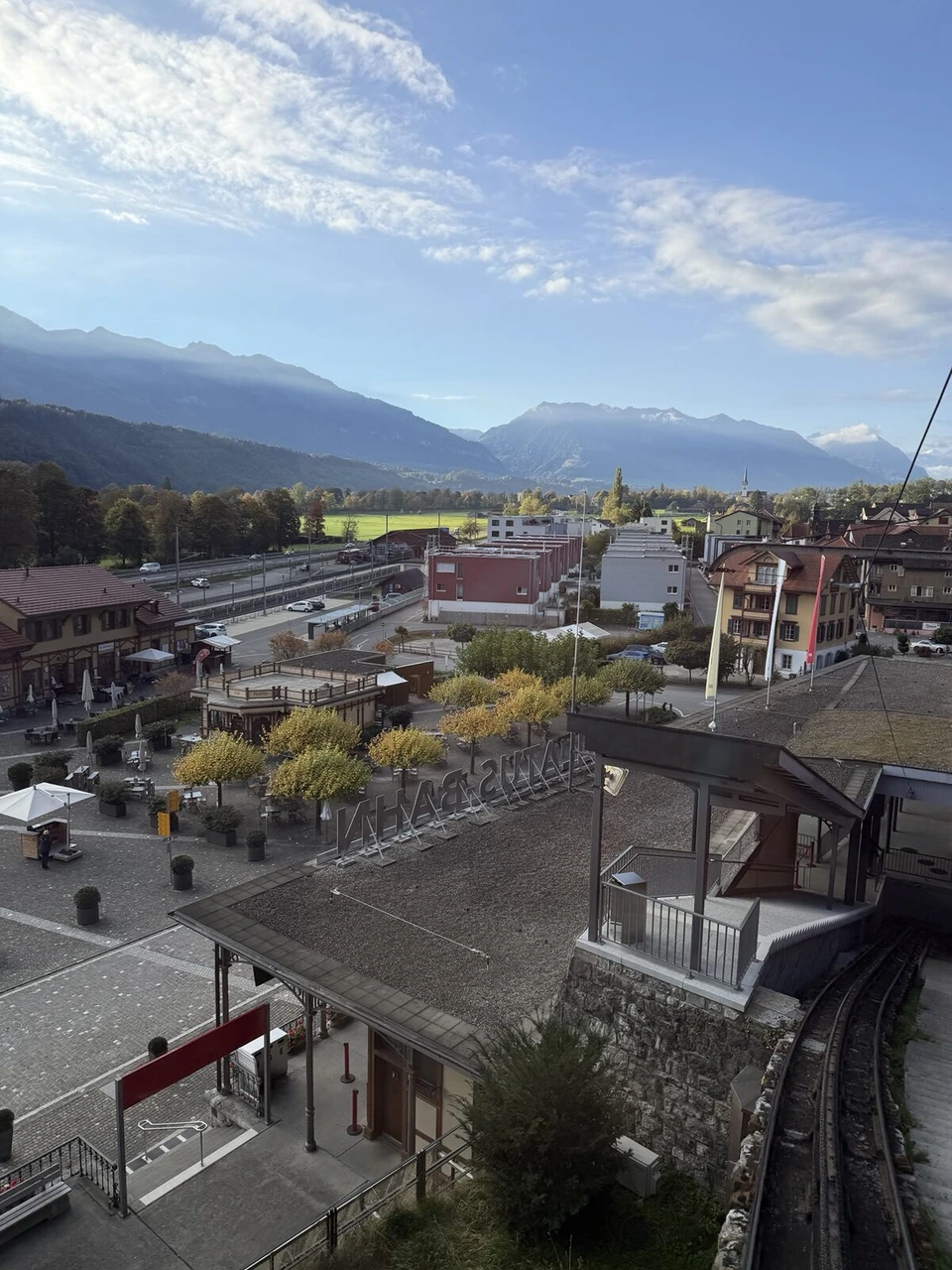 ピラトゥス登山鉄道の窓から見下ろしたアルプナッハシュタートの町と線路