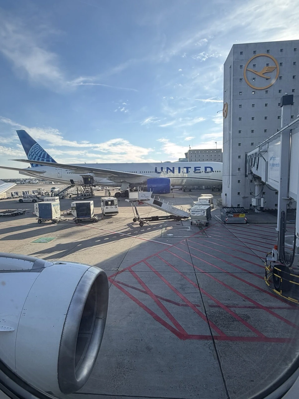 フランクフルト空港で出発を待つ機内から見た、隣のユナイテッド航空機