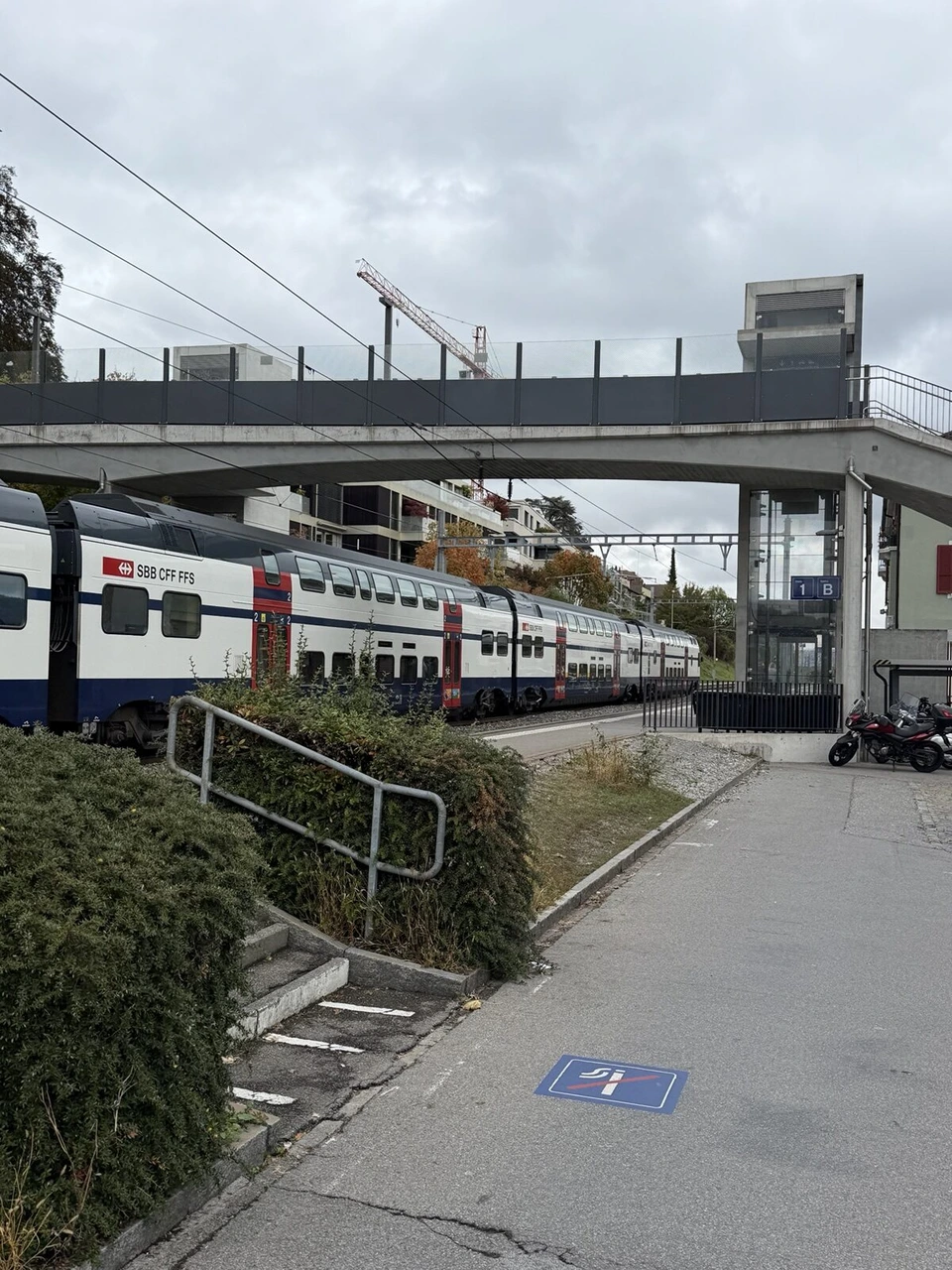 キルヒベルク駅のホームに止まるSバーンの2階建て列車