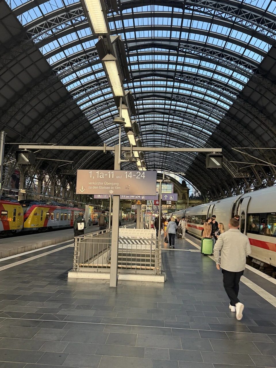 夕方のフランクフルト中央駅のホームと、到着した白いICE