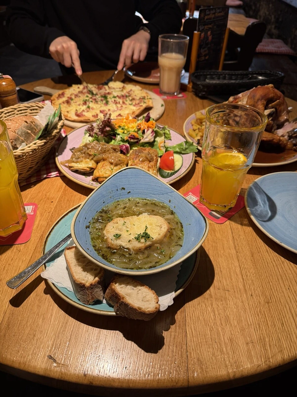 ハイデルベルクの昼食。オニオンスープとパン、フラムクーヘン、サラダ