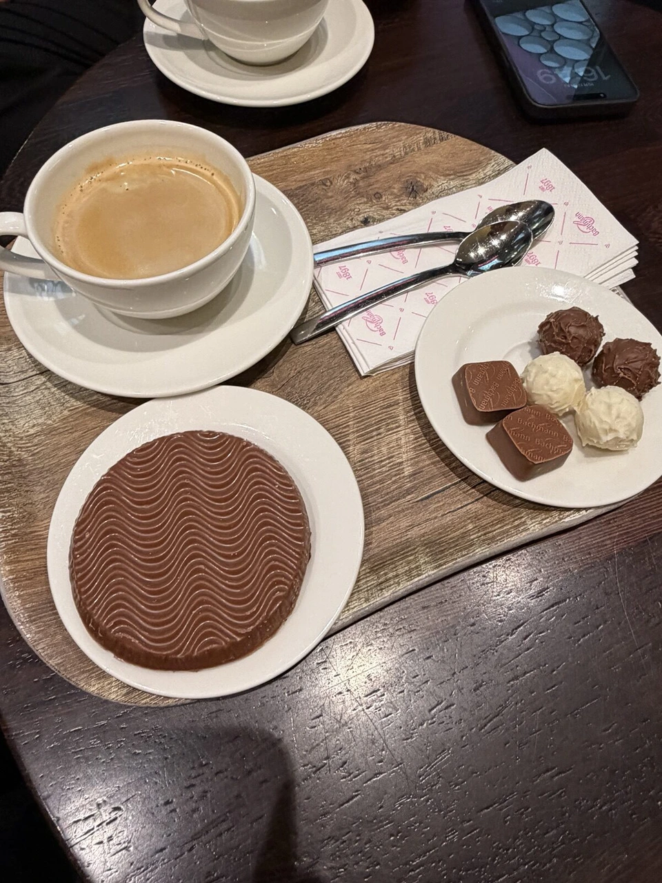 コーヒーと丸いチョコレートのケーキ、小さなプラリネ