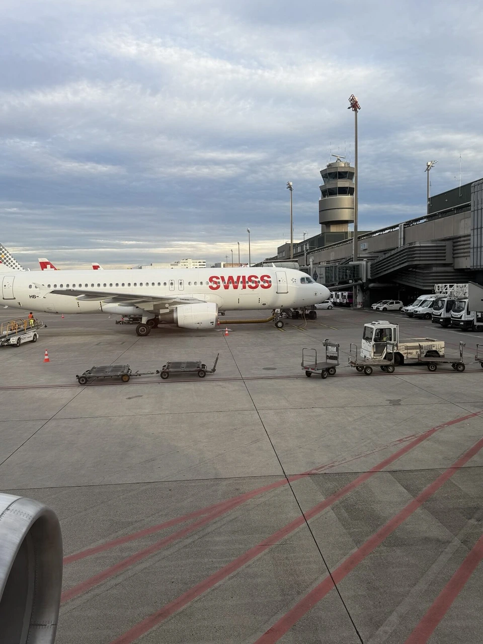 チューリッヒ空港に駐機するスイス・インターナショナル・エアラインズの機体と管制塔