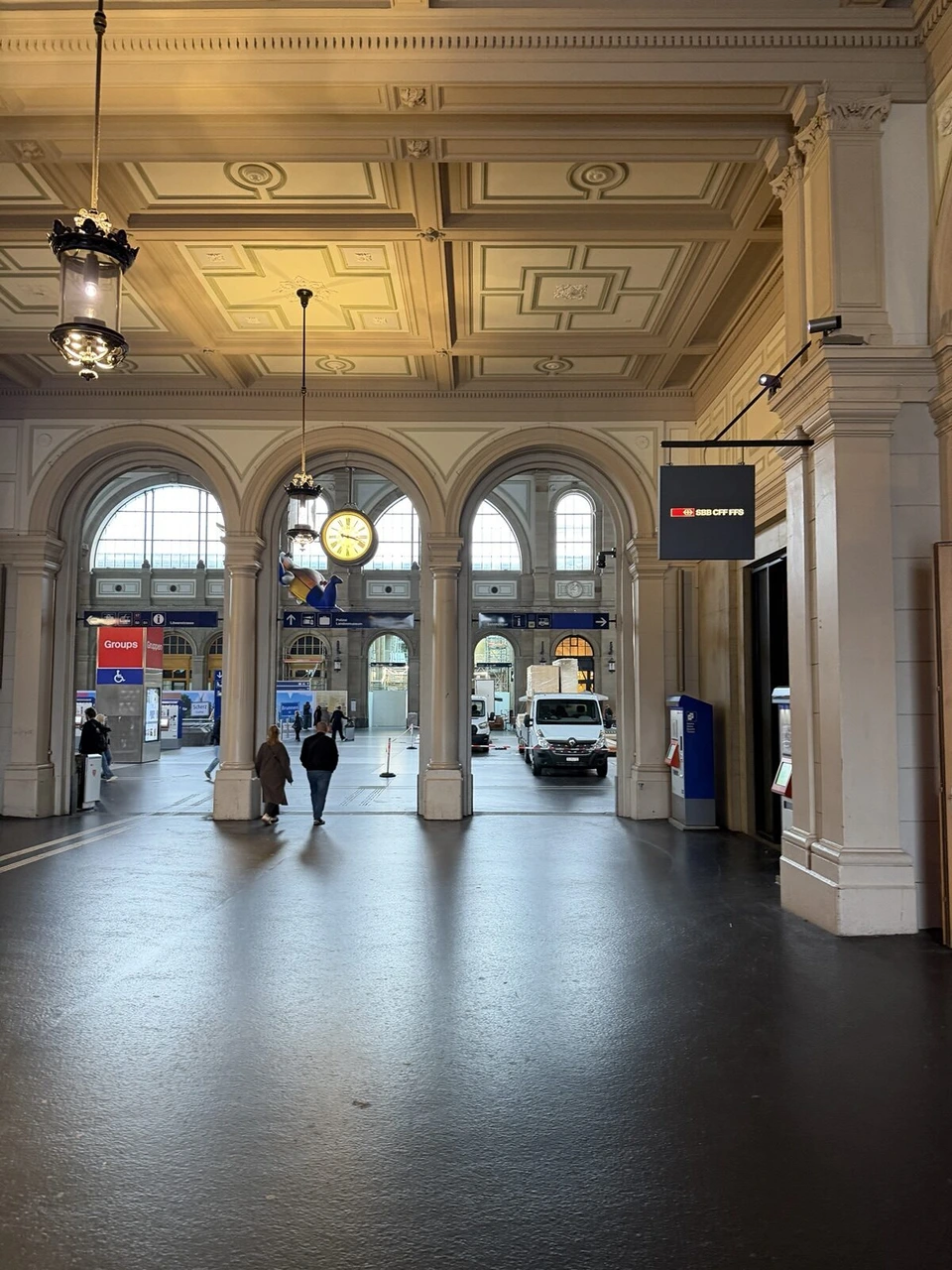 チューリッヒ中央駅の木の扉とアーチ窓のある通路