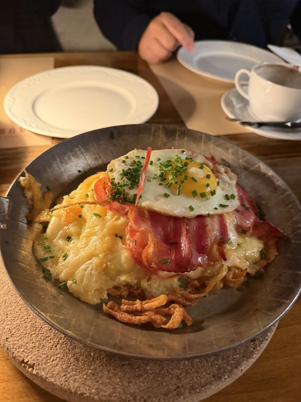 目玉焼きとベーコンをのせたチーズ入りの料理