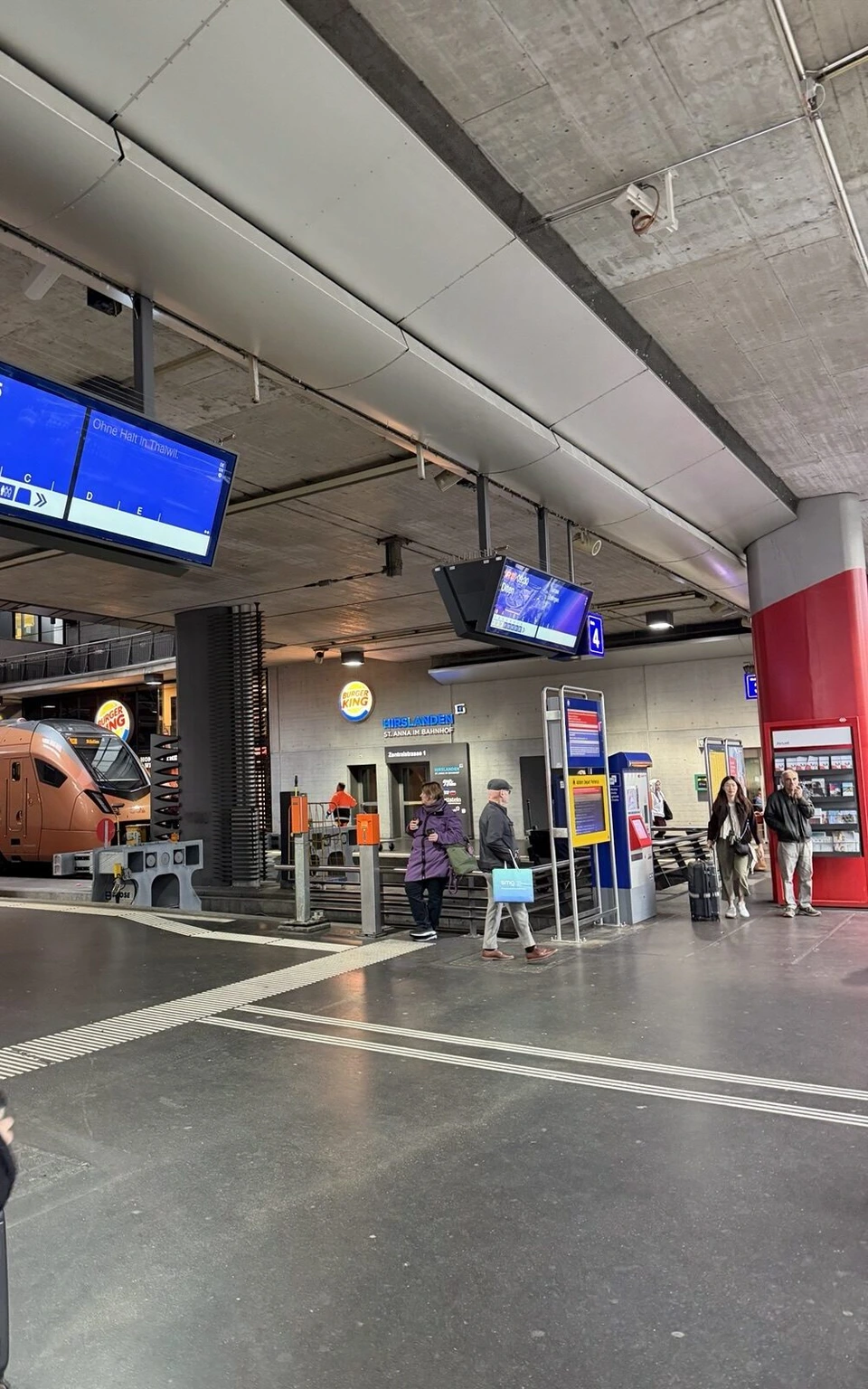 ルツェルン駅の構内と発車案内、券売機