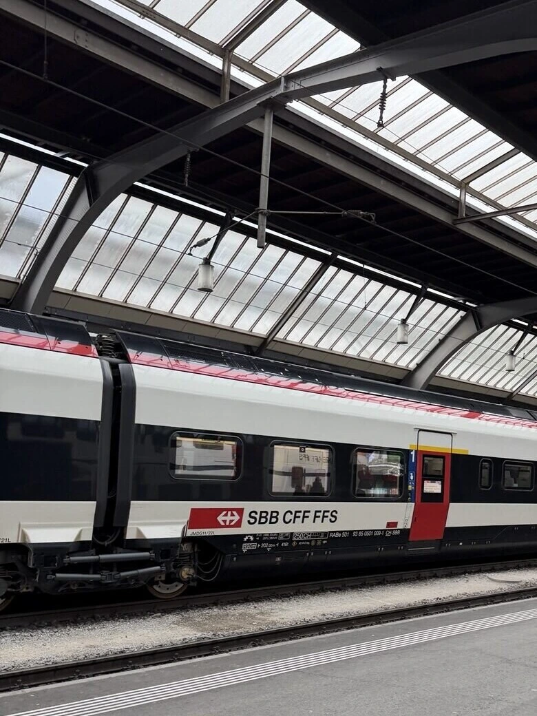 チューリッヒ中央駅のホームに止まるSBBの列車