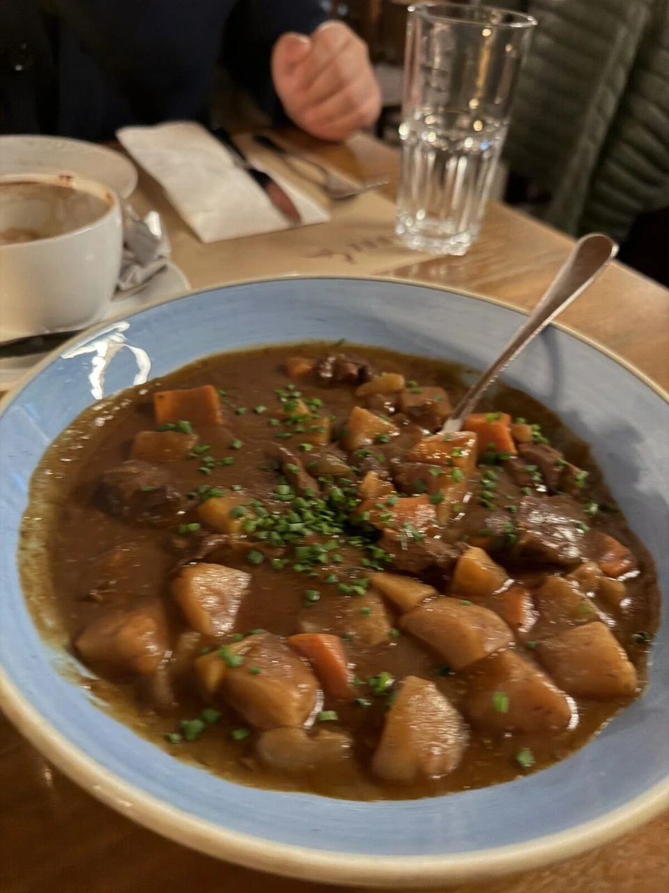 にんじんとじゃがいもの入った肉の煮込み