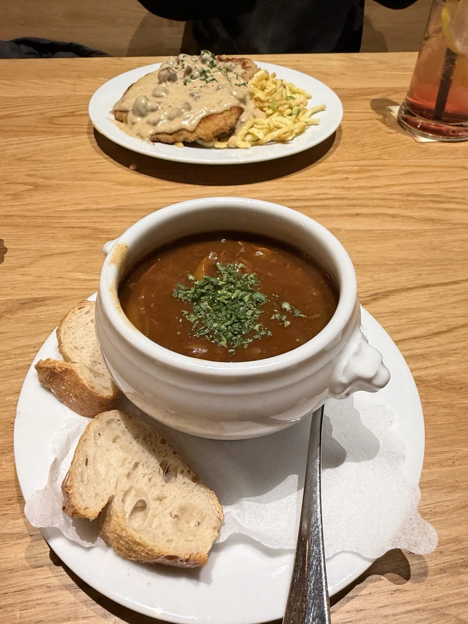 フランクフルトの夕食。グラーシュスープとパン、シュニッツェルとシュペッツレ