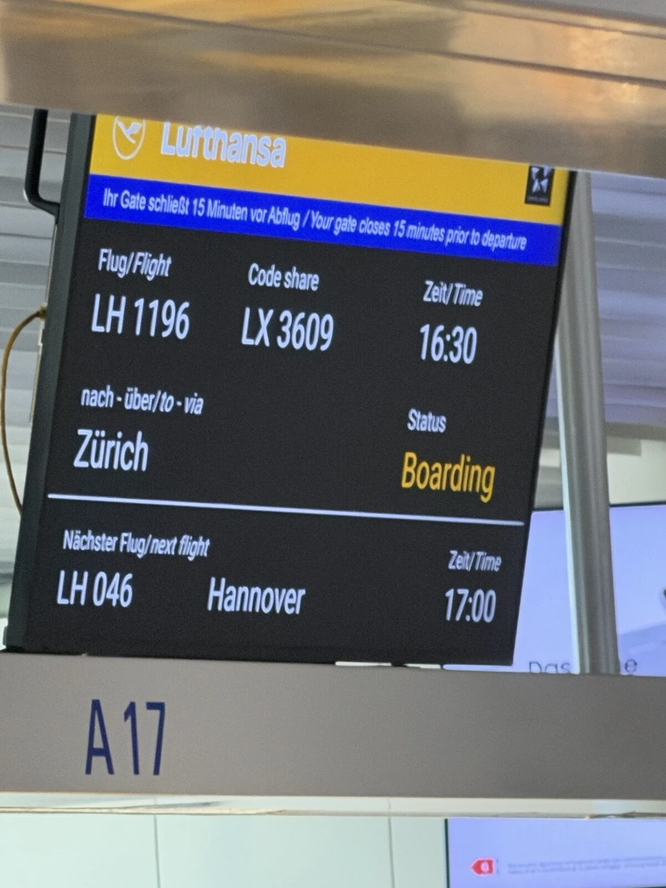 A17ゲートの案内板。LH1196チューリッヒ行き、Boarding