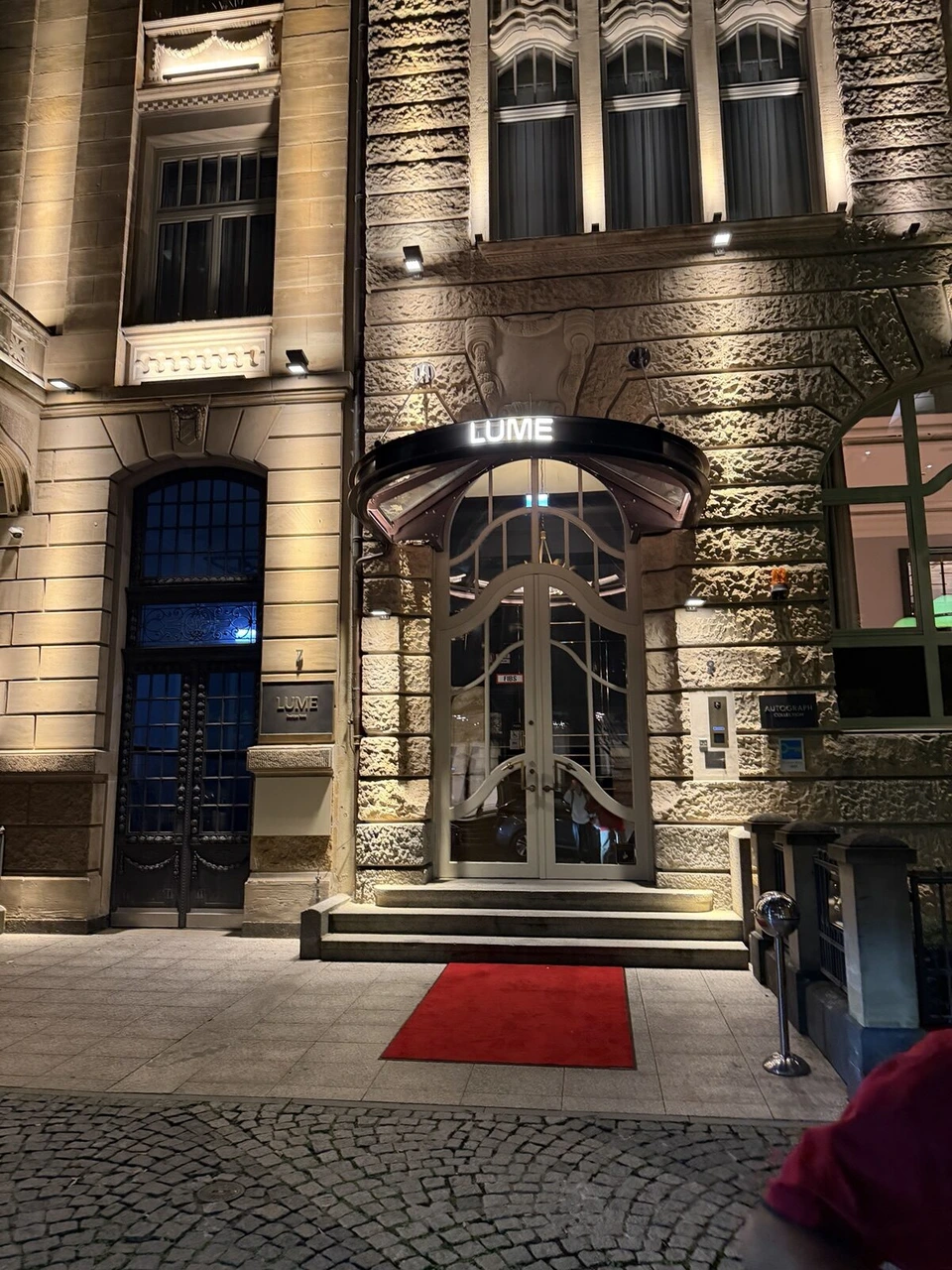 夜のLUME Boutique Hotelの入口。石造りの建物と赤いじゅうたん