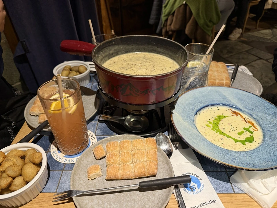 ルツェルンの夕食。チーズフォンデュの鍋とパン、スープ、じゃがいも