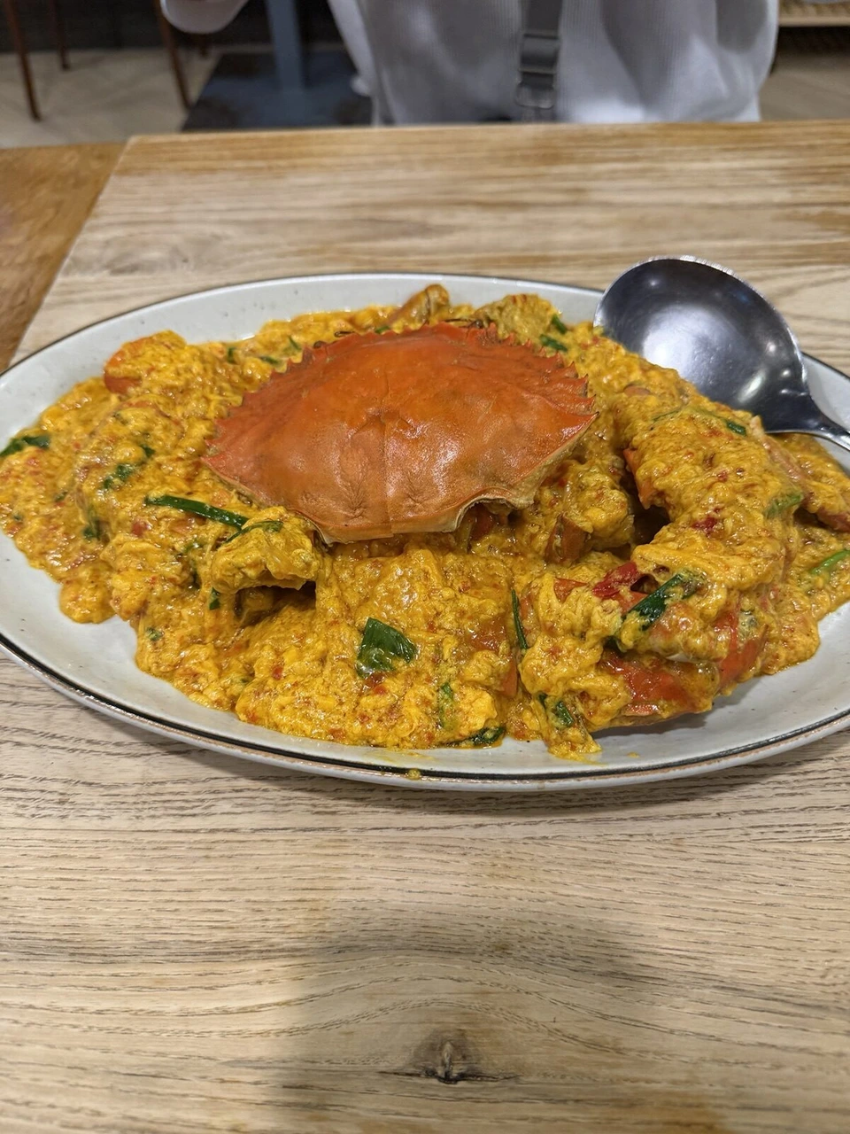 夕食のプーパッポンカリー。カニと卵の黄色いカレー炒め