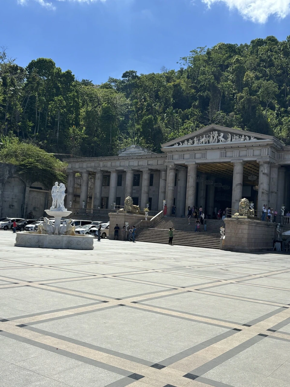 テンプル・オブ・レアの柱が並ぶ建物と広い石畳の広場