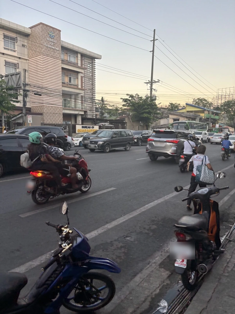 夕方のセブ市内の道路。バイクと車が行き交う