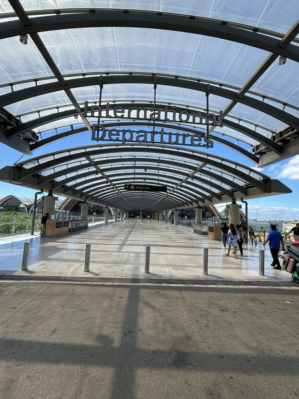 マクタン・セブ国際空港の国際線出発の看板と屋根付きの通路