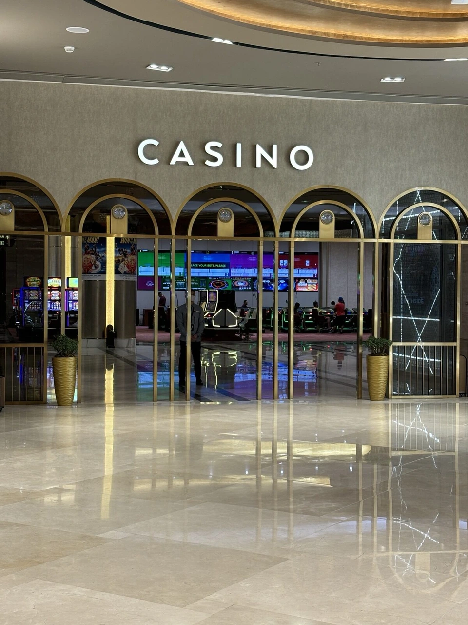 ヌスターのカジノの入口。金色のアーチとCASINOの文字