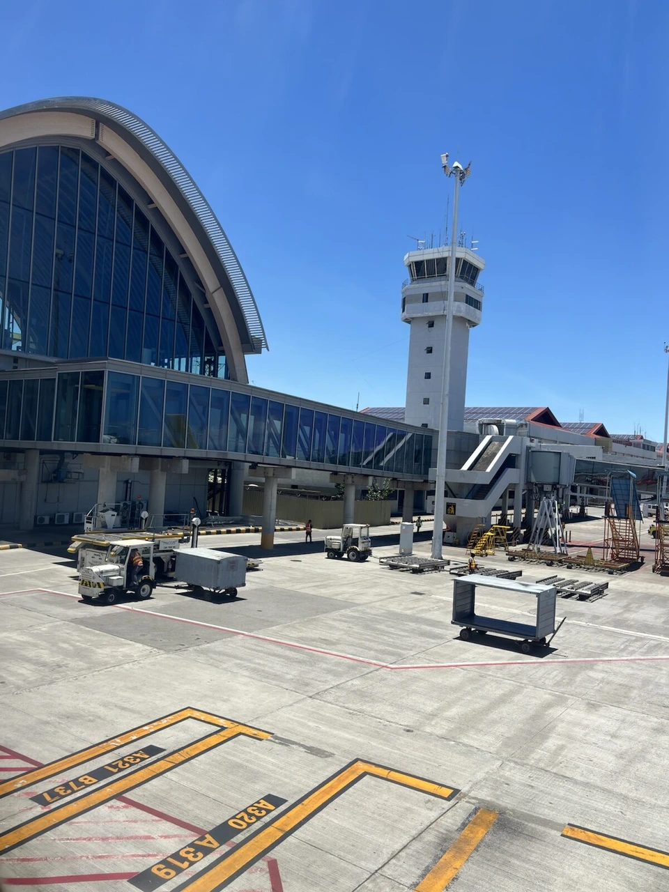 マクタン・セブ国際空港の国際線ターミナルと管制塔