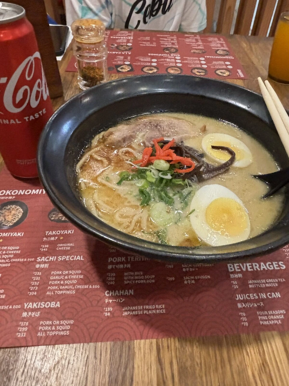 半熟卵と紅しょうがののったラーメンとコカ・コーラ