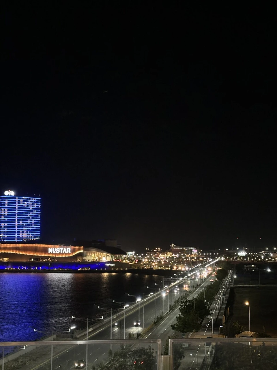 SMシーサイドから見た夜の海と、青く光るヌスターの建物