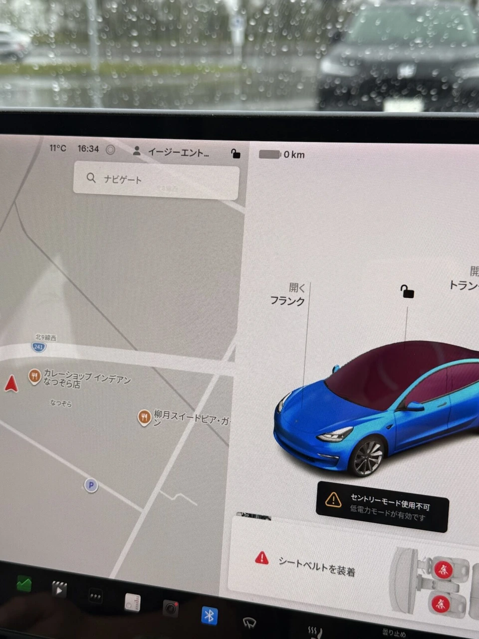 道の駅おとふけで見たテスラ Model 3の画面。地図に柳月スイートピア・ガーデンの表示、残り走行距離0km