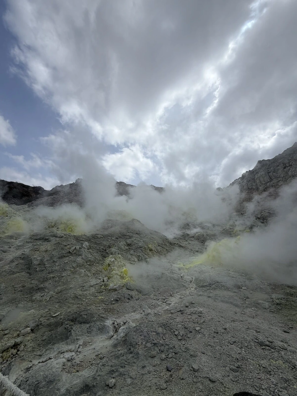 硫黄山の空を覆うほど広がる噴気と黄色い岩肌