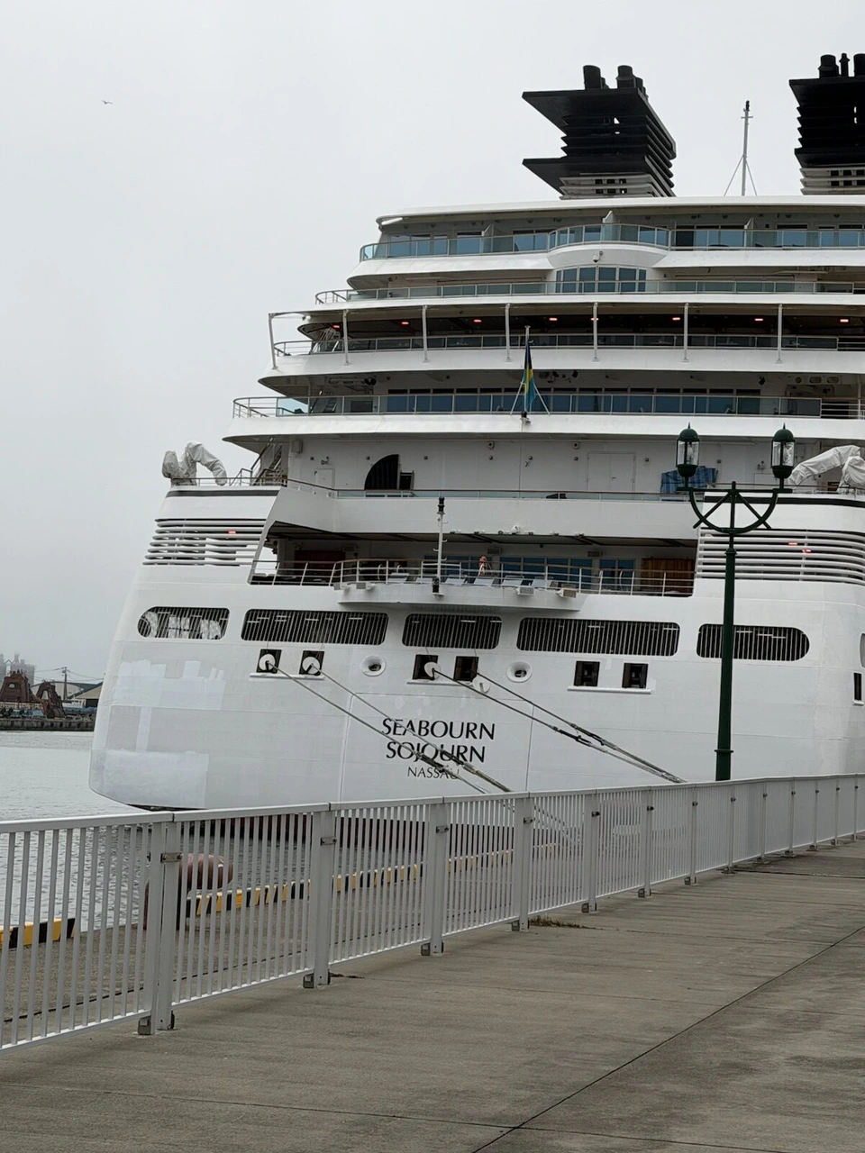 釧路港の岸壁に停泊している白い客船SEABOURN SOJOURN