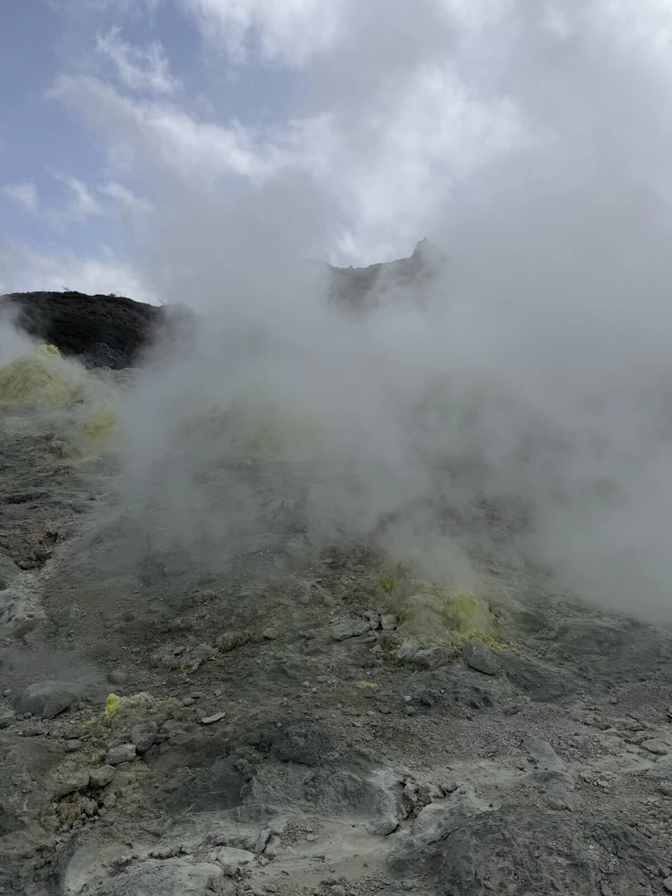 硫黄山の噴気孔の目の前で吹き上がる真っ白な噴気