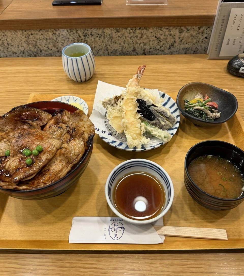 帯広・はげ天の豚丼と天ぷら、小鉢、味噌汁、天つゆのセット