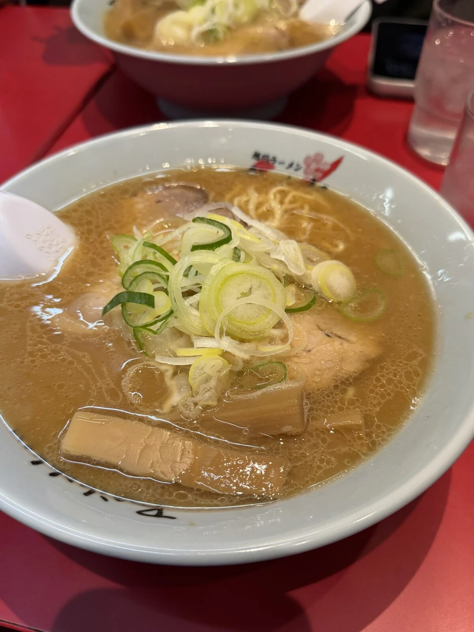 あさひかわラーメン村で食べた「旭川ラーメン」と書かれたどんぶりのラーメン。チャーシュー、メンマ、ねぎ