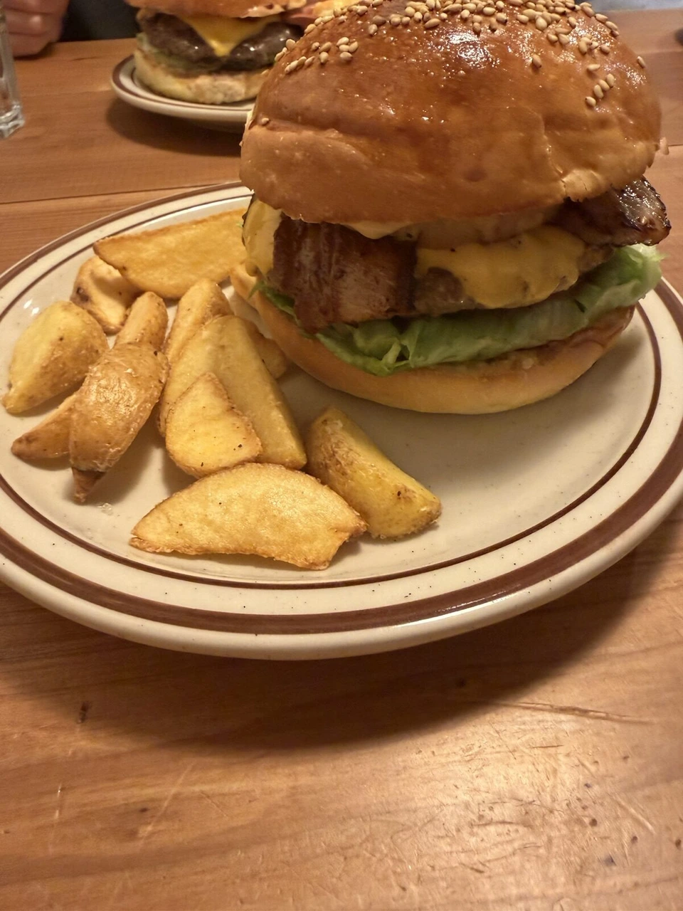 富良野の街なかで食べたベーコンとチーズのハンバーガーと皮付きのポテト