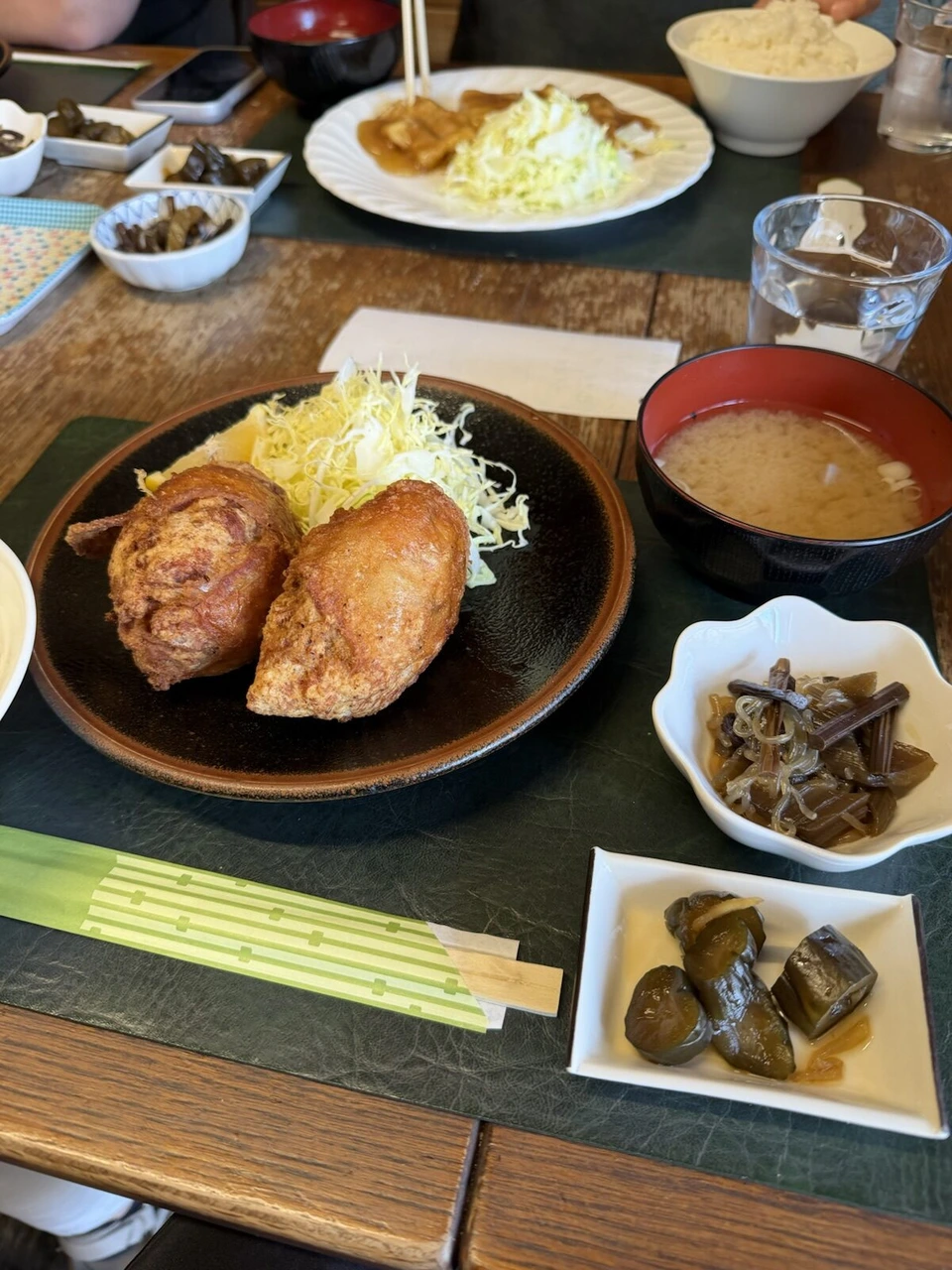 三笠で食べた大きな鶏の揚げ物2つとキャベツ、味噌汁、山菜と漬物の小鉢の定食