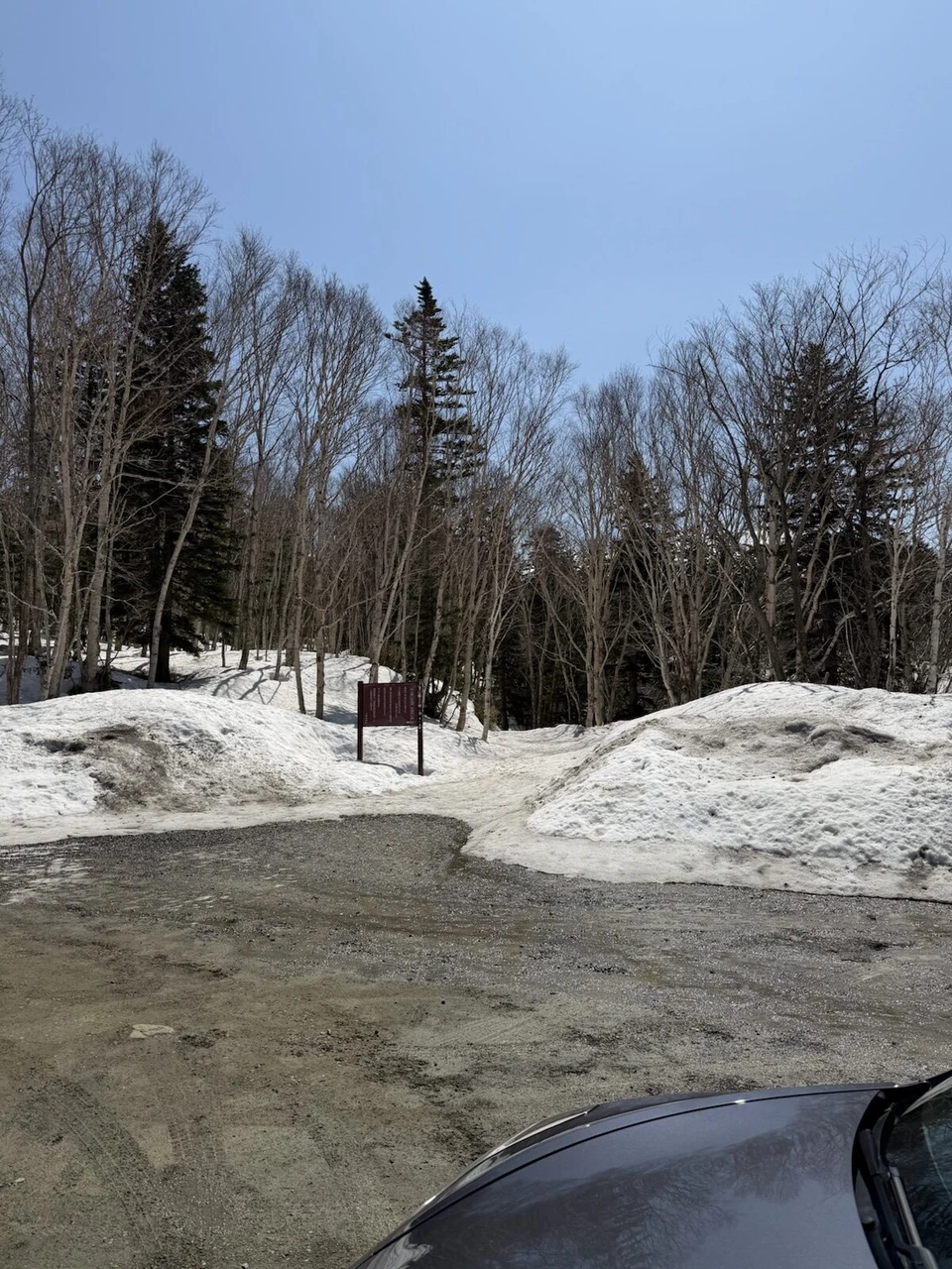 4月末の吹上温泉の駐車場。雪山の間の案内板