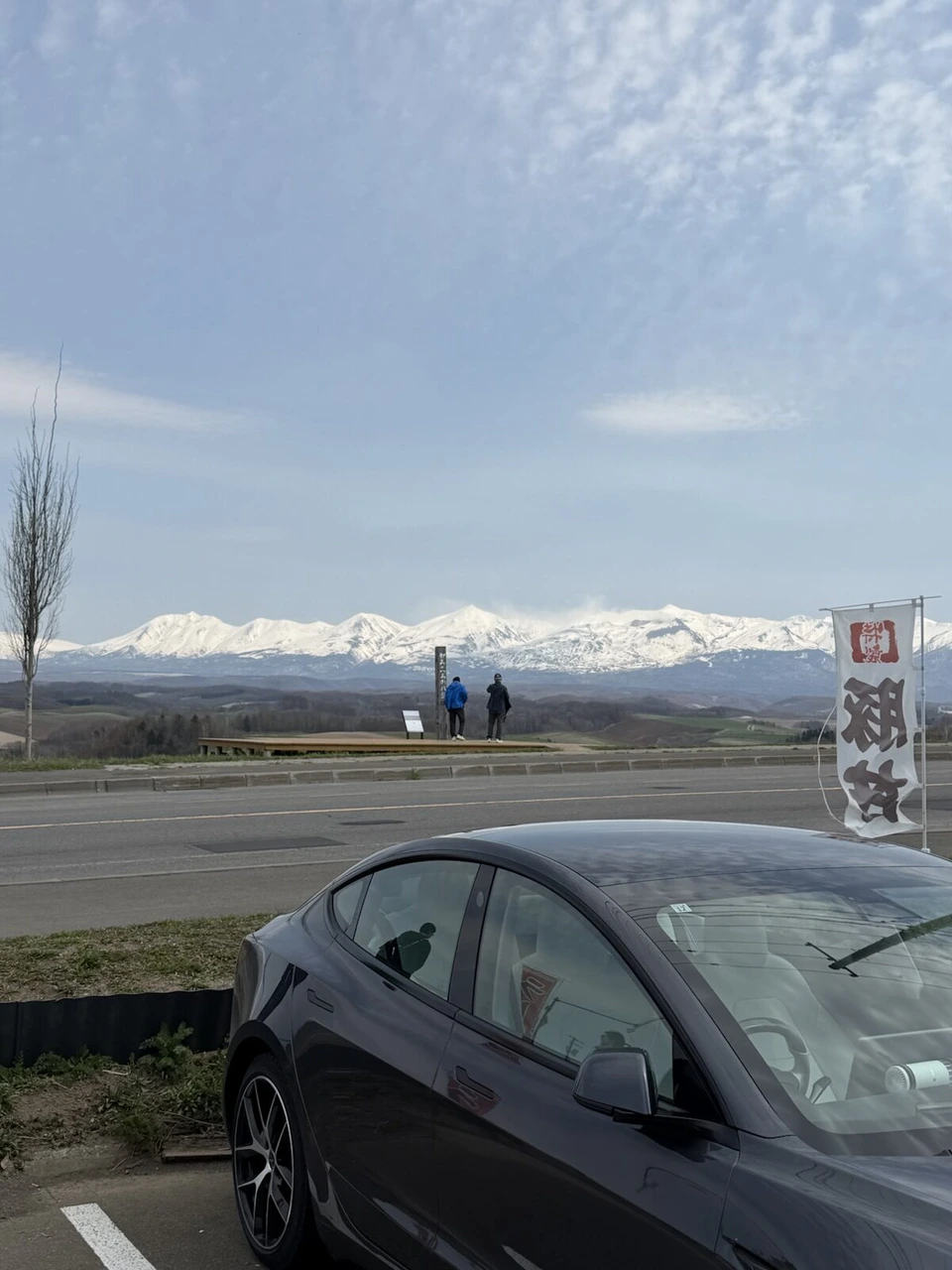 深山峠の駐車場から見た十勝岳連峰と、豚丼ののぼり