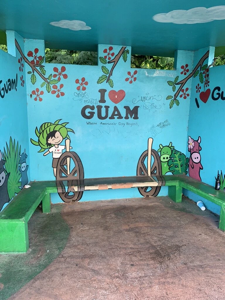 タモンのI ♥ GUAMと描かれたカラフルなバス停の壁画