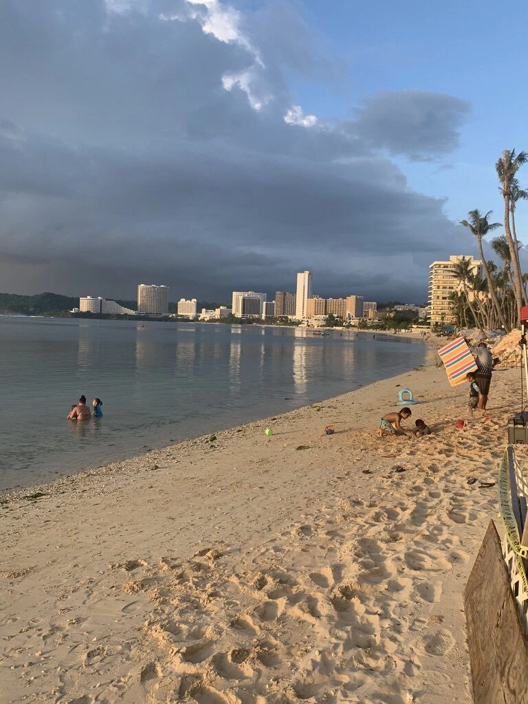 砂浜から見たタモン湾のホテル群。空には黒い雲