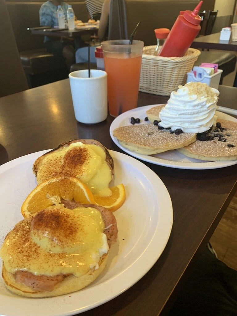 グアムのブランチのエッグベネディクトと、ホイップクリームののったパンケーキ