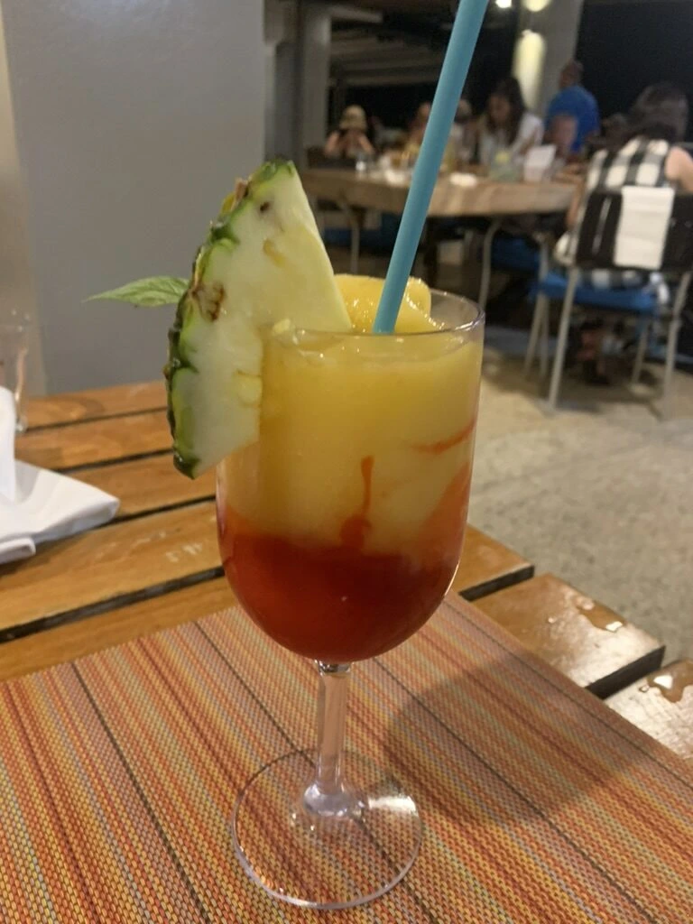 タモンで飲んだ、パイナップルを飾ったトロピカルカクテル