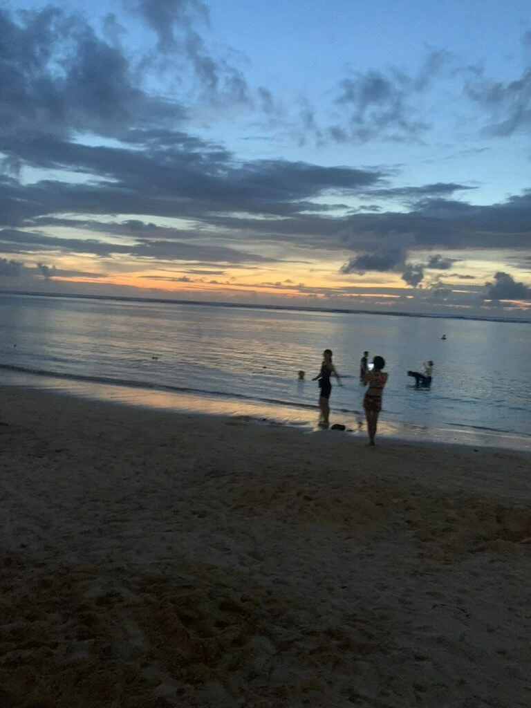 日没後のタモン湾の浜。オレンジ色の空と海