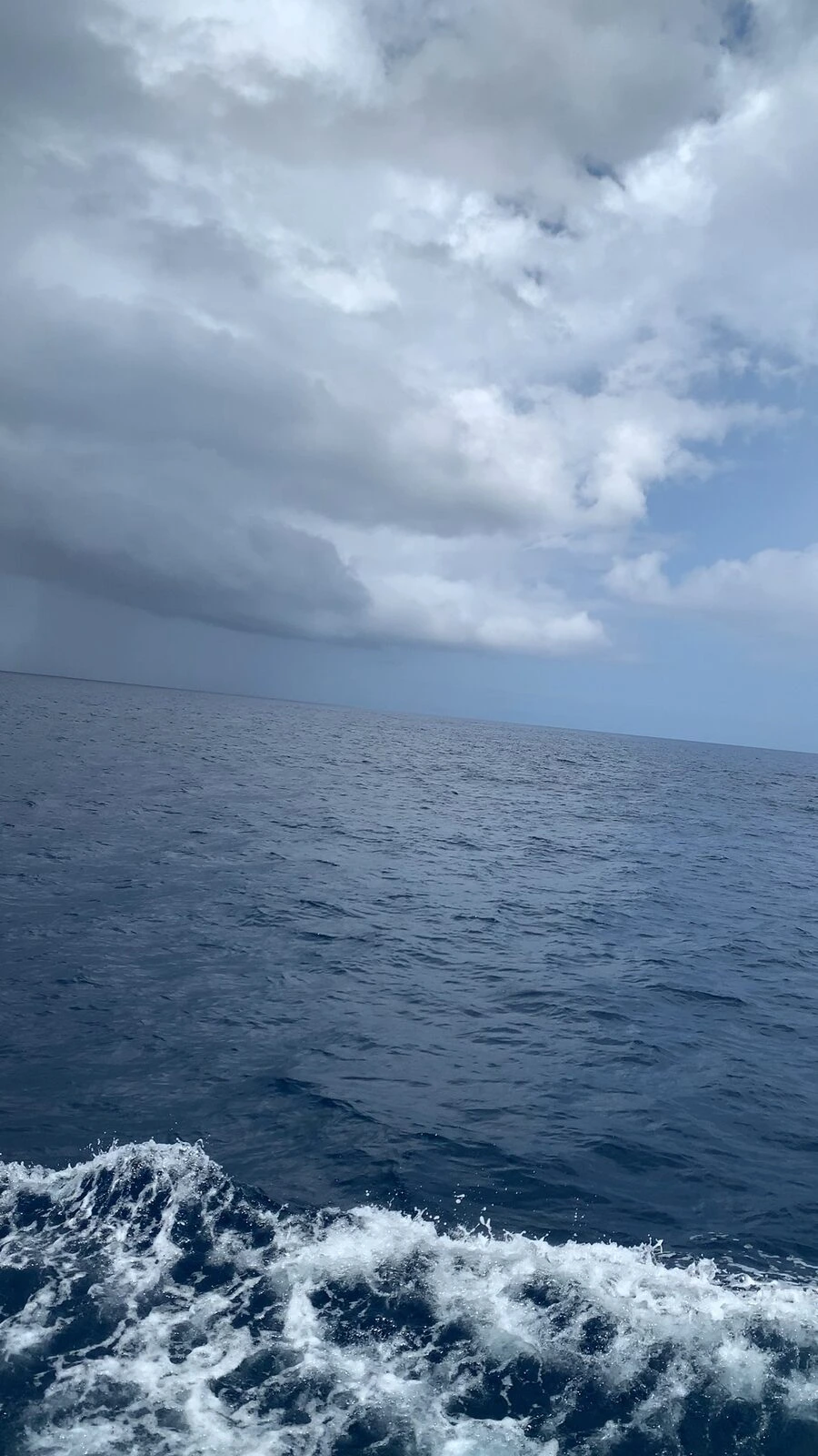グアムオーシャンパークのボートの後ろの白波と沖の海