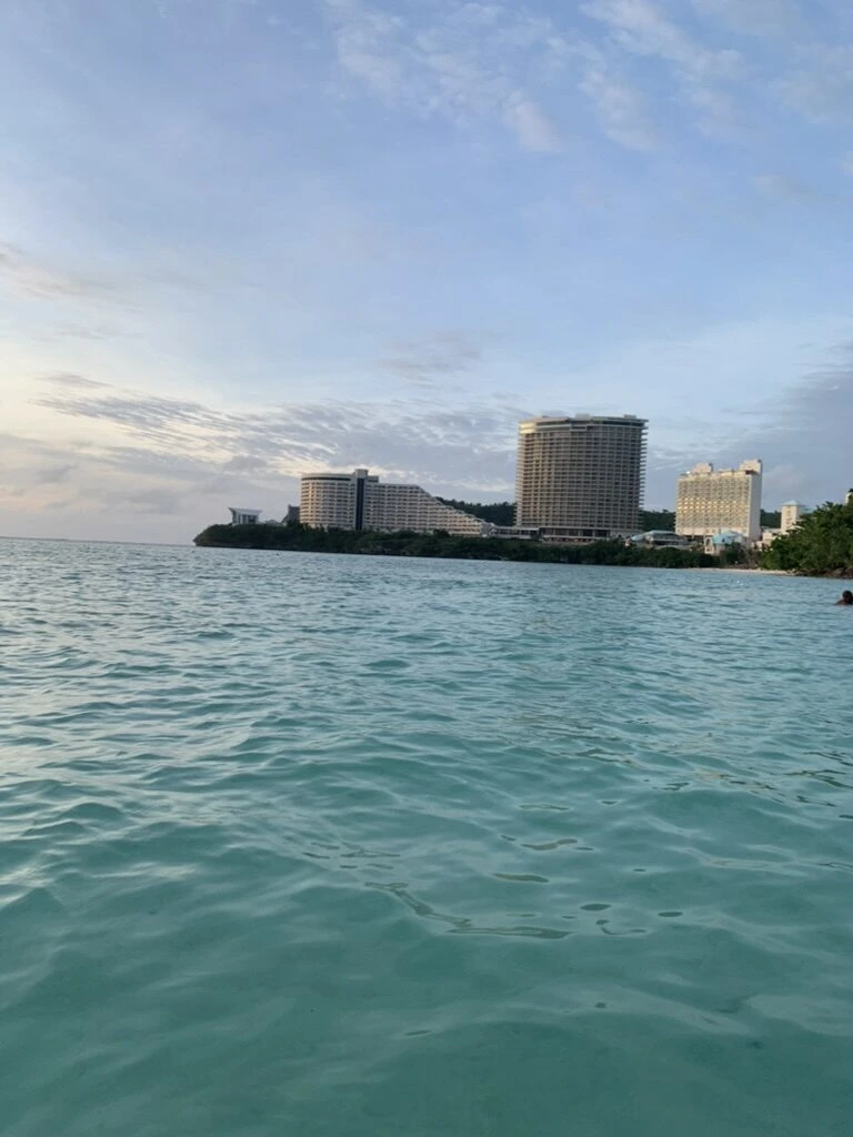 タモン湾の海に浸かった目線で見た岬のホテル群