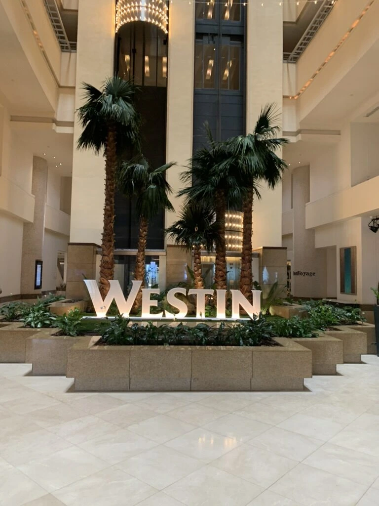 ウェスティン・リゾート・グアムのロビー。吹き抜けにヤシの木とWESTINの文字