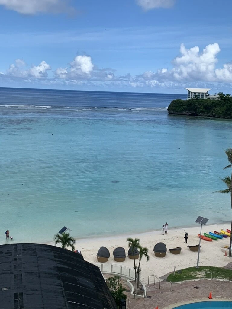 ウェスティン・リゾート・グアムの上の階から見下ろしたタモン湾の青い海と白い砂浜