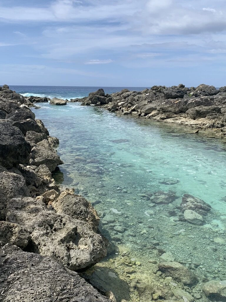 グアム南部の、ごつごつした岩の間を外海へ抜ける水路