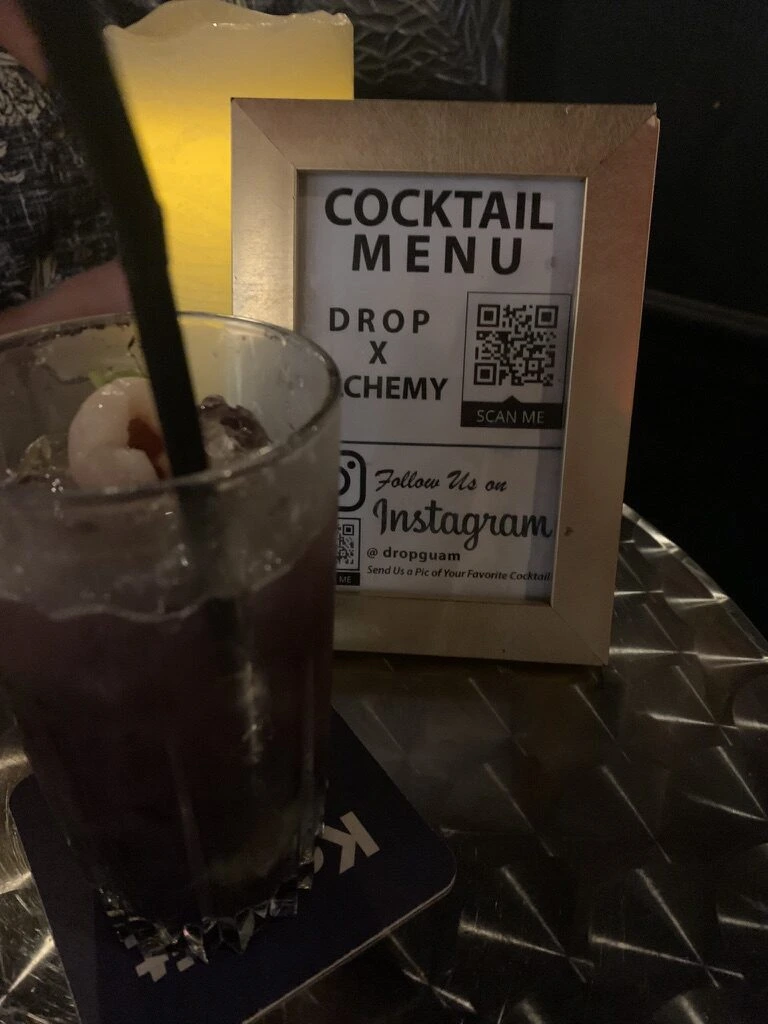 COCKTAIL MENU Drop x Chemyと書かれたスタンドとグラス