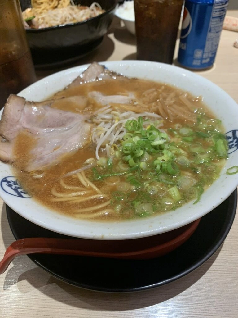 タモンのラーメン屋さんの、チャーシューとネギがのった白いスープのラーメン