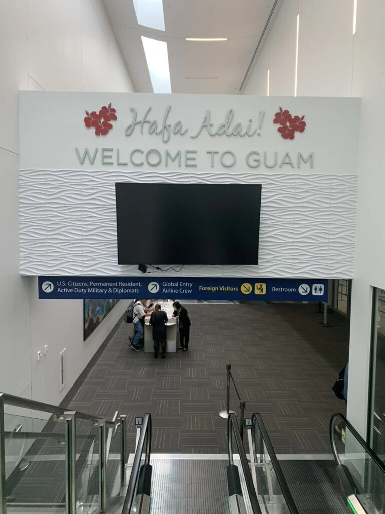 グアム国際空港の到着通路のHåfa Adai! WELCOME TO GUAMの看板