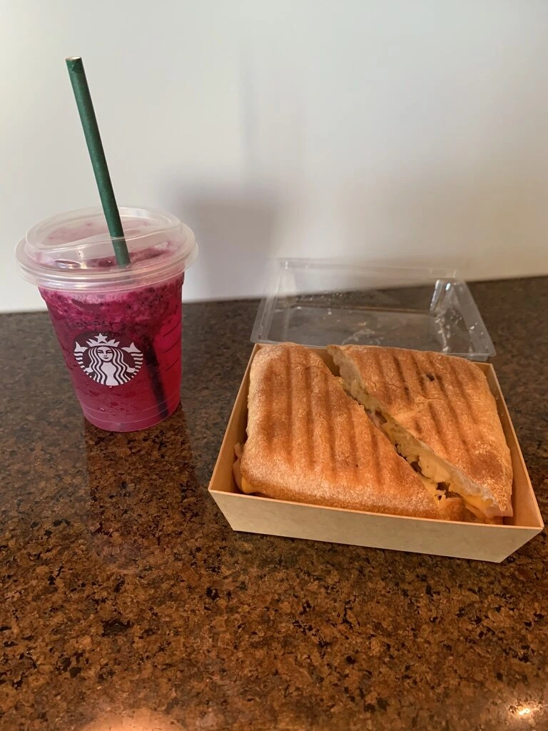 タモンのスターバックスのピンク色のドリンクとホットサンド